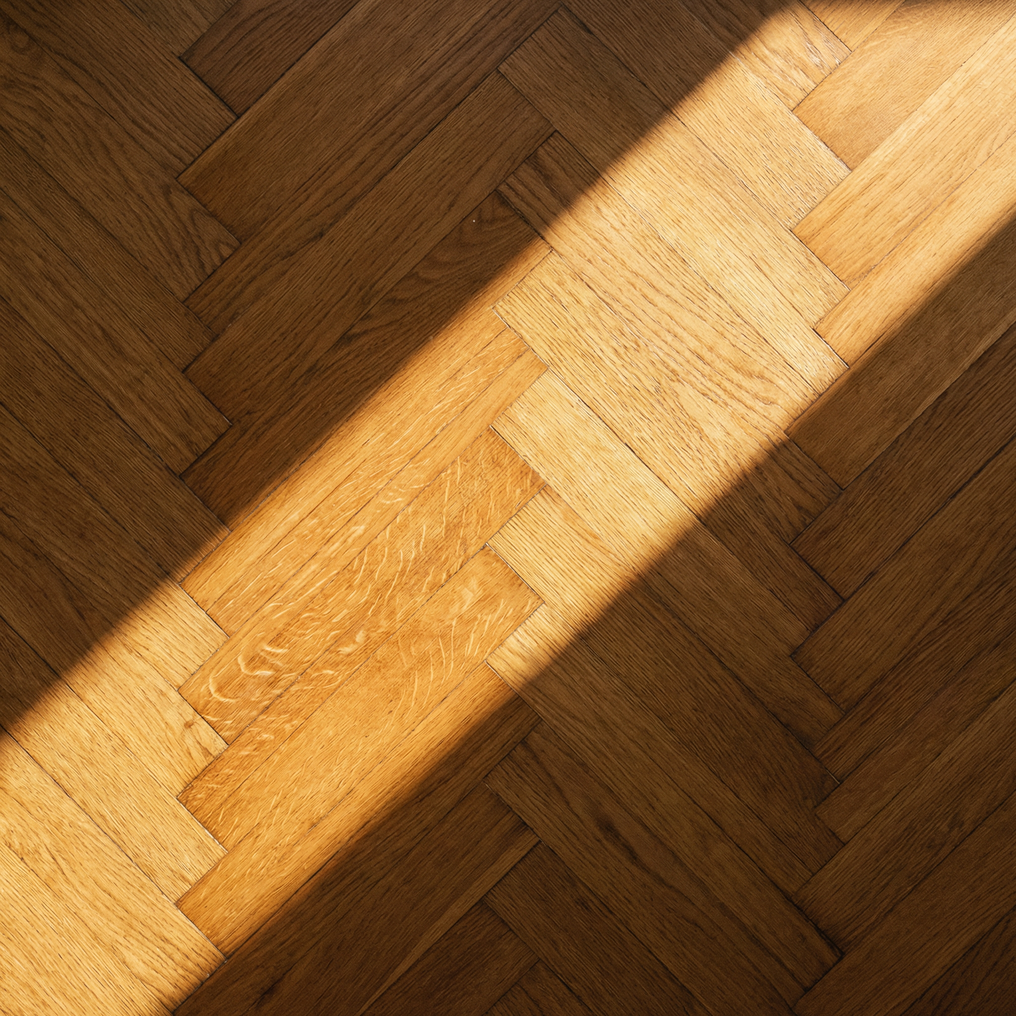 Parquet chevron chêne miel lumière diagonale — rénovation haussmannien Paris