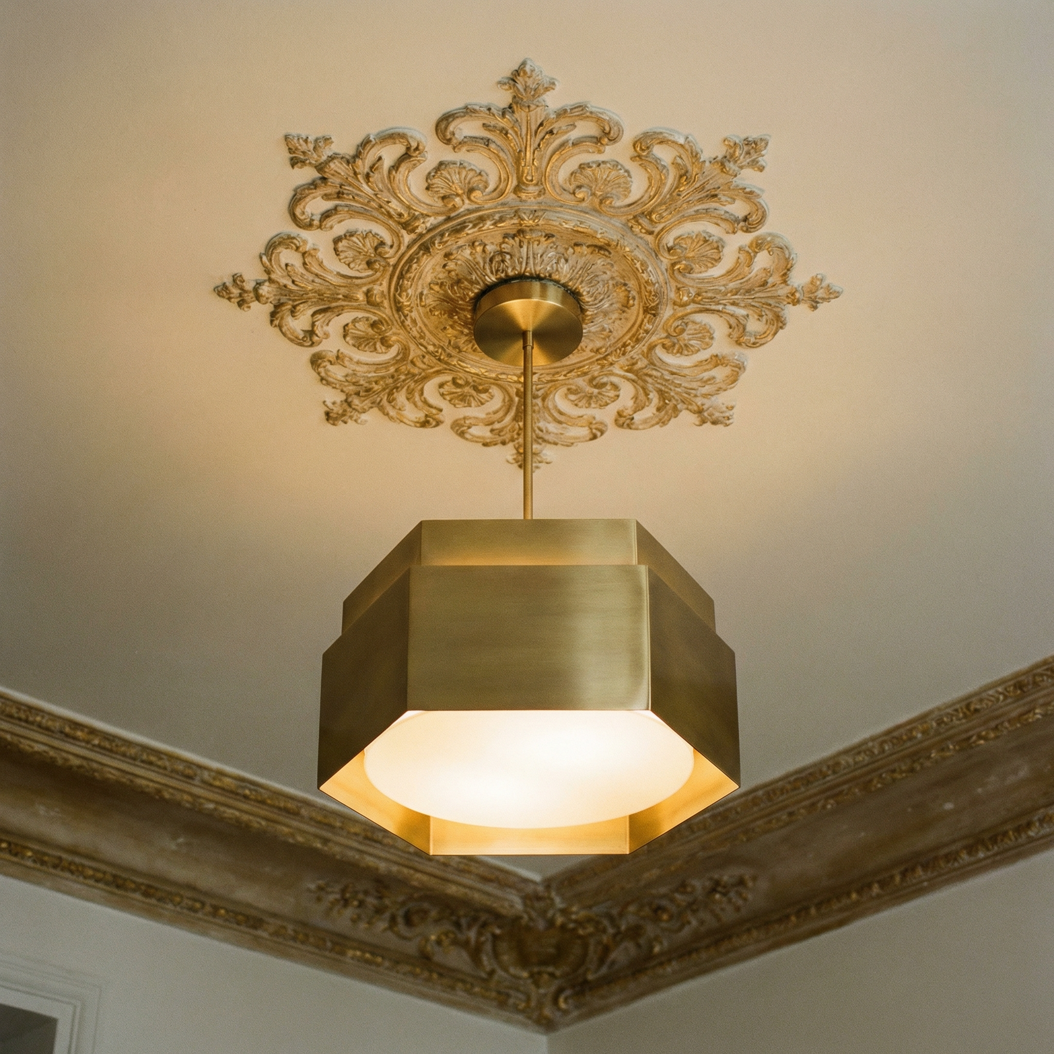 Suspension laiton hexagonale rosace haussmannienne — luminaire luxe Paris
