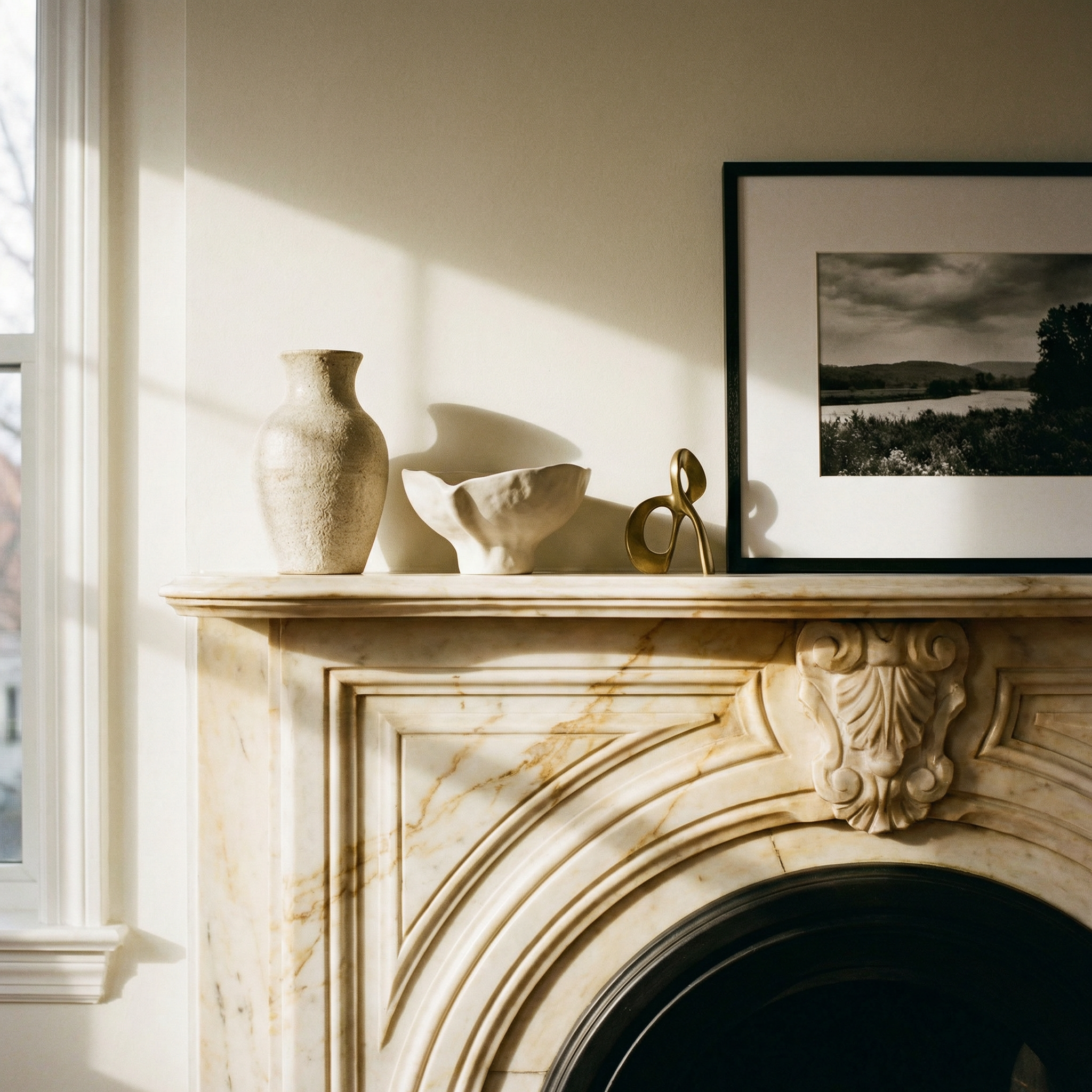 Cheminée marbre crème sculptée vases céramique sculpture laiton — Paris XVI